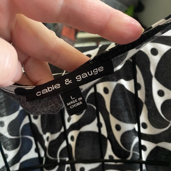 Cool little fitted top. - Picture 6 of 6